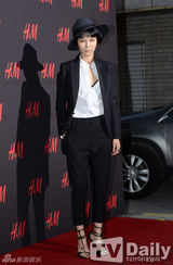 组图：少时Sunny孝渊出席秋装活动美胸美腿迷人