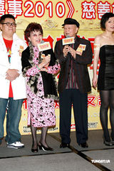 幻灯：熊黛林香肩斜露艳压群芳 大赞吴君如功力高