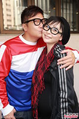 组图：钱嘉乐汤盈盈爱女出生 甜蜜接吻送喜糖