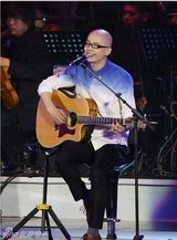 组图：平安献唱邓丽君纪念演唱会 吉他伴奏深情
