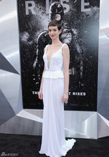 组图：海瑟薇首映礼撞色歌迪亚 深V裙PK事业线