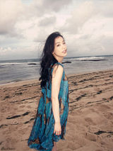 组图：黄圣依漫游巴厘岛 香肩微露展异域风情