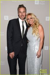 组图：布兰妮携未婚夫亮相 眼窝深陷肚腩不见