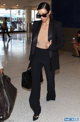 组图：卡戴珊肉色衣打底似没穿 老公贴心拎大包