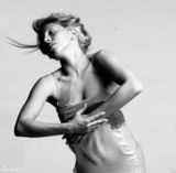 高清图：Lady GaGa穿舞鞋拍写真 大胆撩衣裸臀