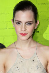 组图：艾玛《壁花少年》首映不慎露胸贴