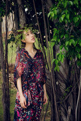 组图：张俪魔幻气质泰国丛林写真