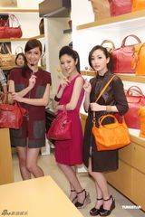 组图：安以轩桃红裙装出席代言 自曝有电影将上映