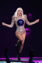 组图：Gaga打造章鱼新雷装 绿发被指模仿水果姐