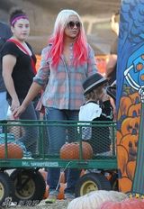 组图：阿奎莱拉携子玩耍 男友全程甜蜜陪伴