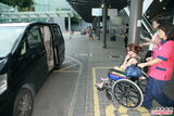 组图：周秀娜日本出外景右脚受伤 坐轮椅返港