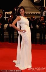 《宝莱坞》首映 女星高贵白裙不敌舞者性感蛮腰