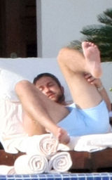 幻灯图：安妮斯顿墨西哥过生日 杰拉德-巴特勒作陪