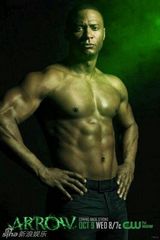 组图：《绿箭侠》再曝海报 脱衣半裸露腹肌性感