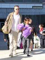 组图：皮特携六子女现身机场 朱莉翠绿披肩抢镜