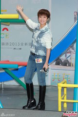 组图：何韵诗自嘲未变性 短信安慰容祖儿