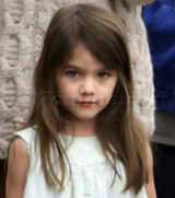 组图：小苏瑞与母亲凯蒂逛花市 调皮可爱不惧被拍