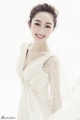 组图：蒋梦婕纯色写真 利落盘发尽显娇俏