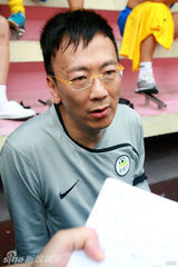 幻灯图：郭富城黄日华陈百祥等举行球赛纪念尹志强