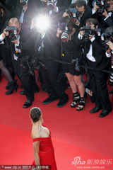 组图：C罗超模女友戛纳走秀展玉腿深沟