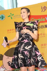 组图：王君馨贺新春自封弹弓人易忽胖忽瘦