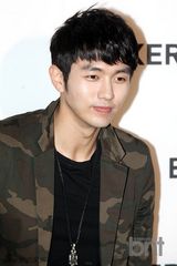 组图：尹胜雅任瑟雍携爱犬出席宠物店开业庆典