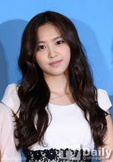 组图：韩团A pink任宣传大使黑白配甜美亮相