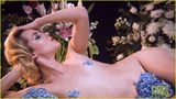 组图：《饥饿游戏》女星全裸拍MV 花瓣遮三点