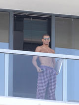 组图：麦当娜带小男友与全家人共度感恩节