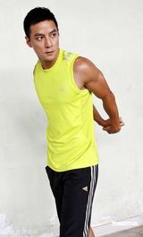 幻灯图：吴彦祖代言运动品牌 大秀结实肌肉