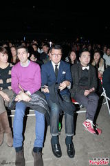 组图：许茹芸新婚首唱 与老公台上牵手拥抱