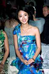 幻灯图集：桂纶镁斜肩裙美艳 蔡健雅宝蓝装优雅