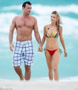 组图：波兰超模乔安娜海滩秀美乳 与未婚夫水中交欢