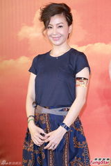 组图：邓萃雯不担心新剧收视 黄德斌横抱伍咏薇