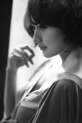 组图：阎娜杂志黑白大片演绎女性甜美
