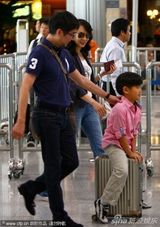 组图：陈数赵胤胤巴厘岛度蜜月 甜蜜牵手现身机场