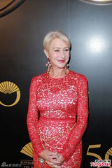 组图：张曼玉优雅透视裙现身笑容甜美