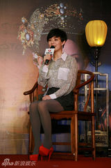 组图：孙俪为《甄嬛传》造势 造型多变赶场忙