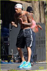 组图：坏小子布朗激情献唱 裸上身秀腹肌纹身