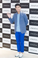 独家：金秀贤亮相签名会 立领西装清爽有范儿