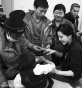 高清图：范冰冰现身阿里探望儿童 素颜动人清纯