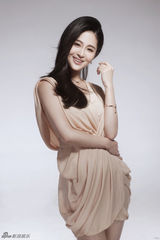 组图：林依婷粉裙写真显可爱气质