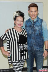 组图：Lollipop F录制《奖门人》凹造型爆笑