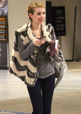 组图：艾玛-罗伯兹街拍LOOK奶油色黑纹马甲保暖