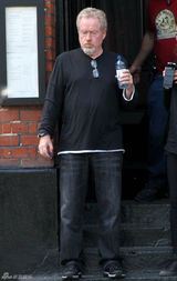 组图：《法律顾问》片场 哈维尔-巴登造型雷人