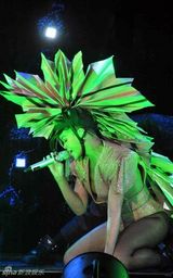 幻灯图集：蕾哈娜巡演 连身三角裤沿袭Gaga风潮