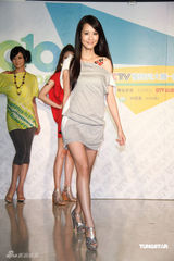 高清图：柯佳嬿斜肩礼服清新代言 变身潮模