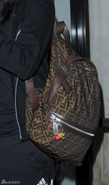 组图：蕾哈娜全身黑色运动装扮亮相伦敦