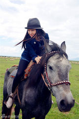 组图：杨钰莹赴草原采风照曝光 骑马显帅气