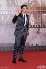 组图：冯德伦亮相红毯 笑容满面不惧分手传言